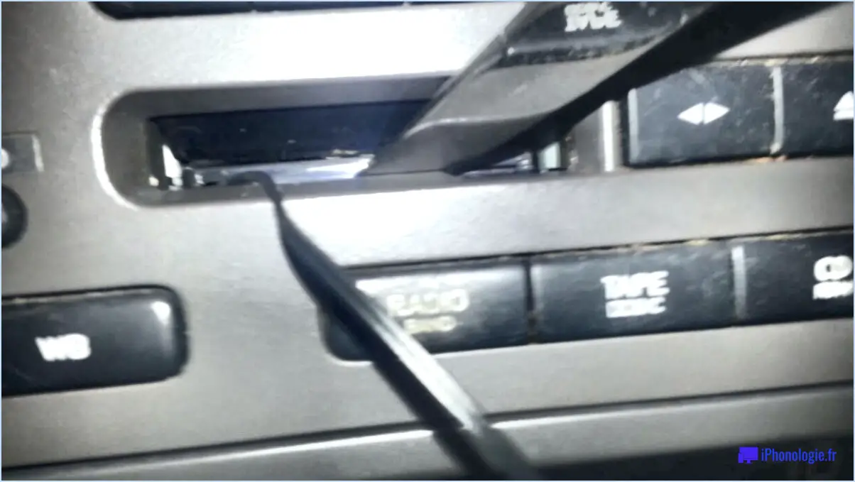 Comment enlever une cassette collée sur l'autoradio?