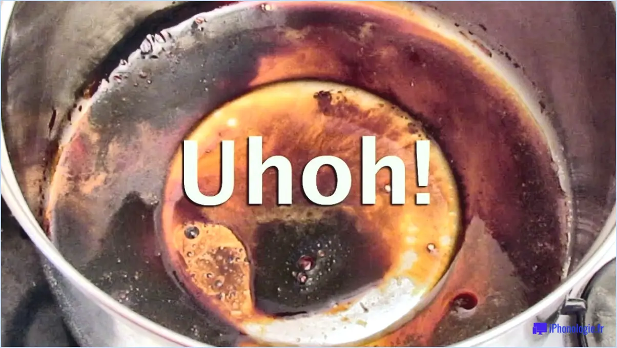 Comment nettoyer le sucre brûlé de la poêle?