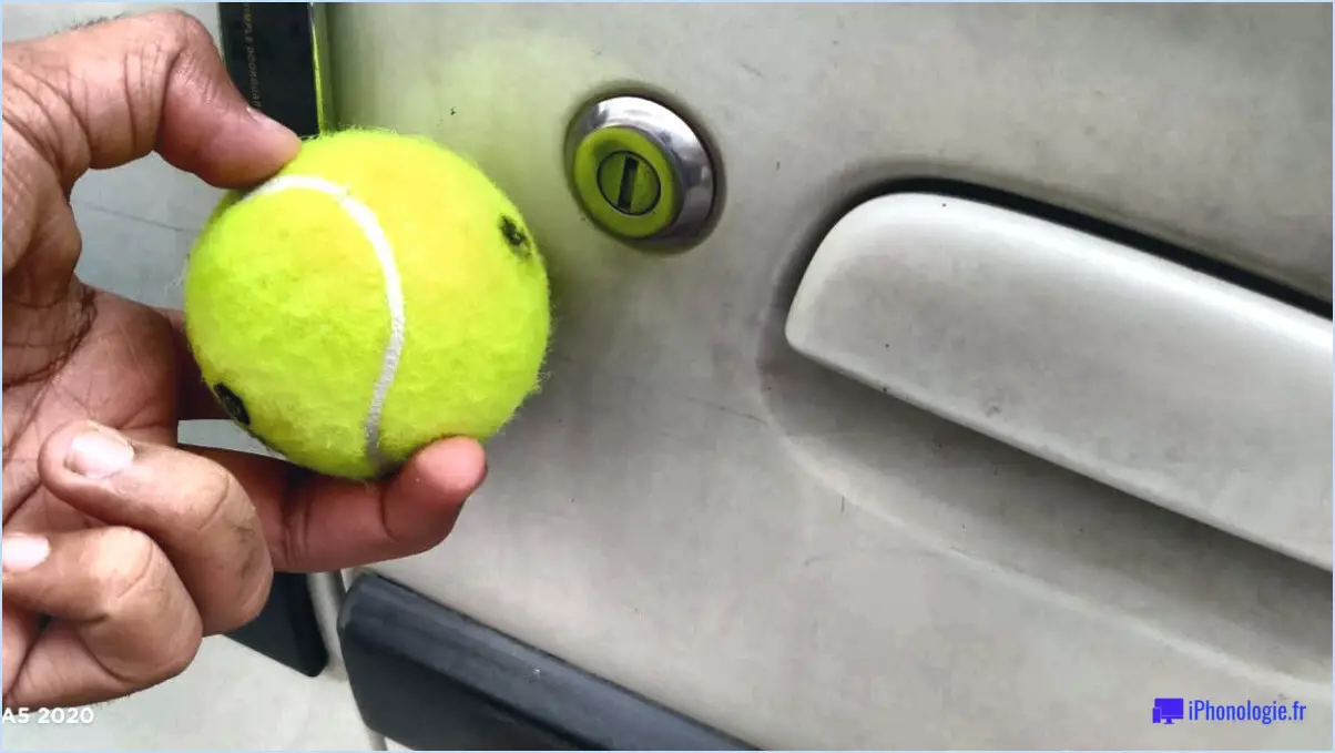 Comment ouvrir une portière de voiture avec une balle de tennis?
