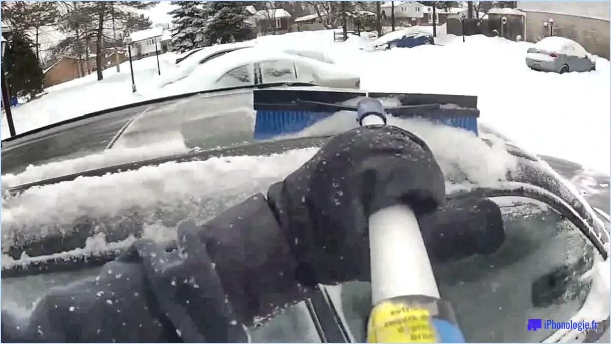 Comment enlever la neige de la voiture sans la rayer?