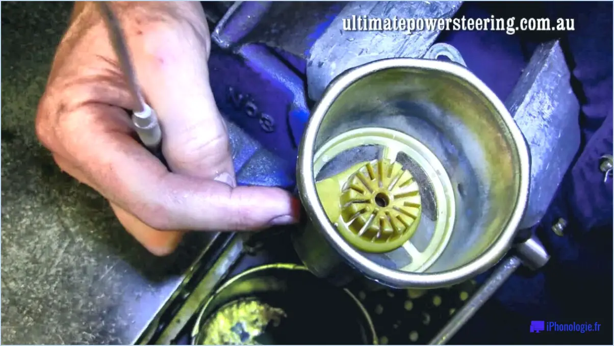 Comment nettoyer le liquide de direction assistée du moteur?