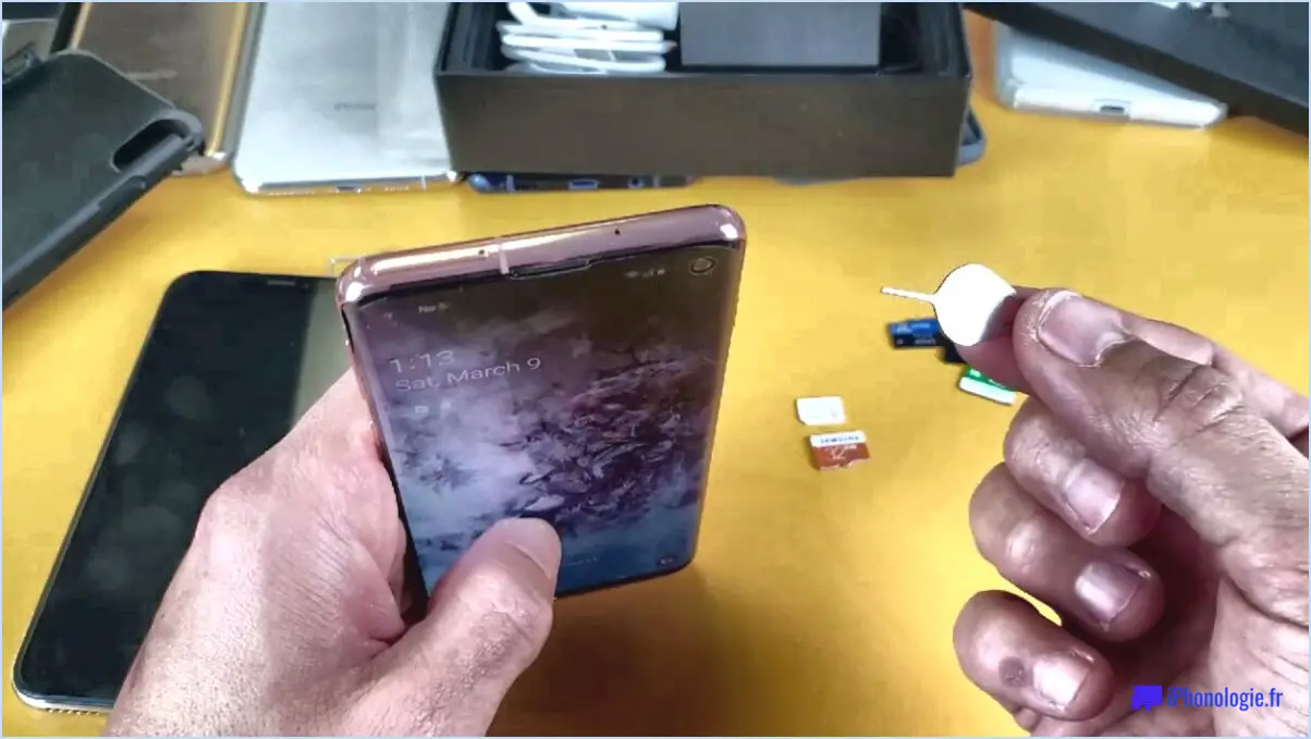 Galaxy S10e : Ajouter/supprimer la carte SIM et la carte SD?