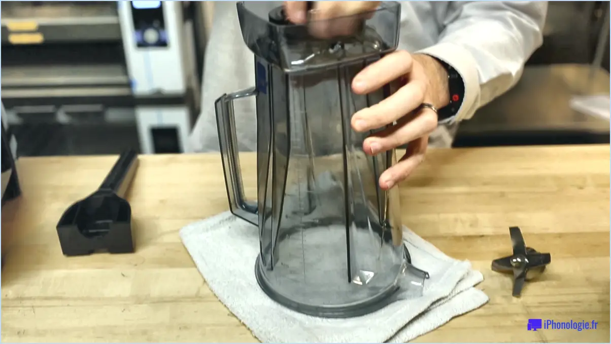 Comment nettoyer la lame d'une machine à café?