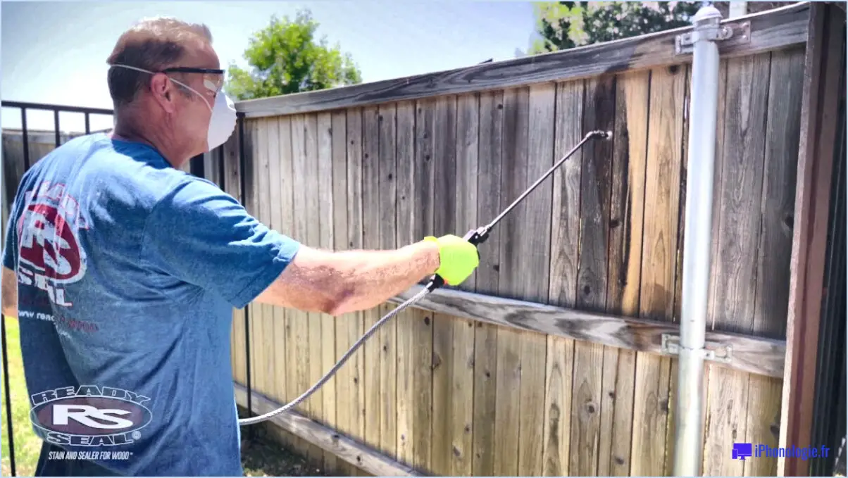 Comment nettoyer une clôture en bois avec de l'eau de javel?