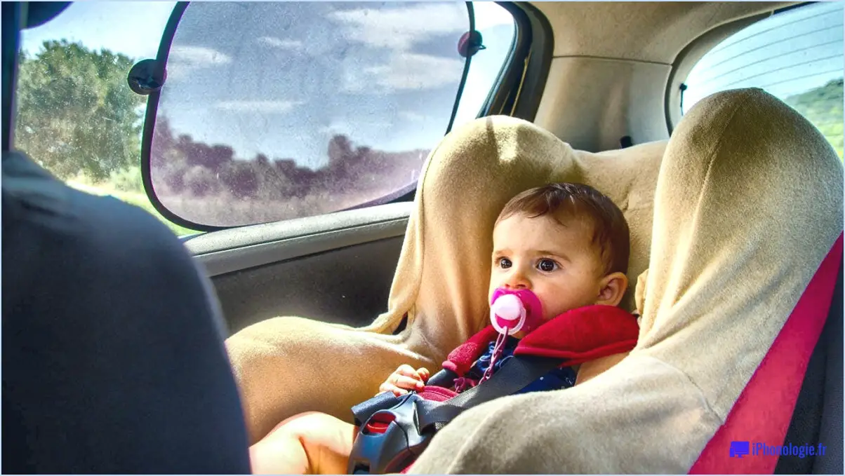 Comment empêcher le soleil de pénétrer dans les yeux d'un bébé dans une voiture?
