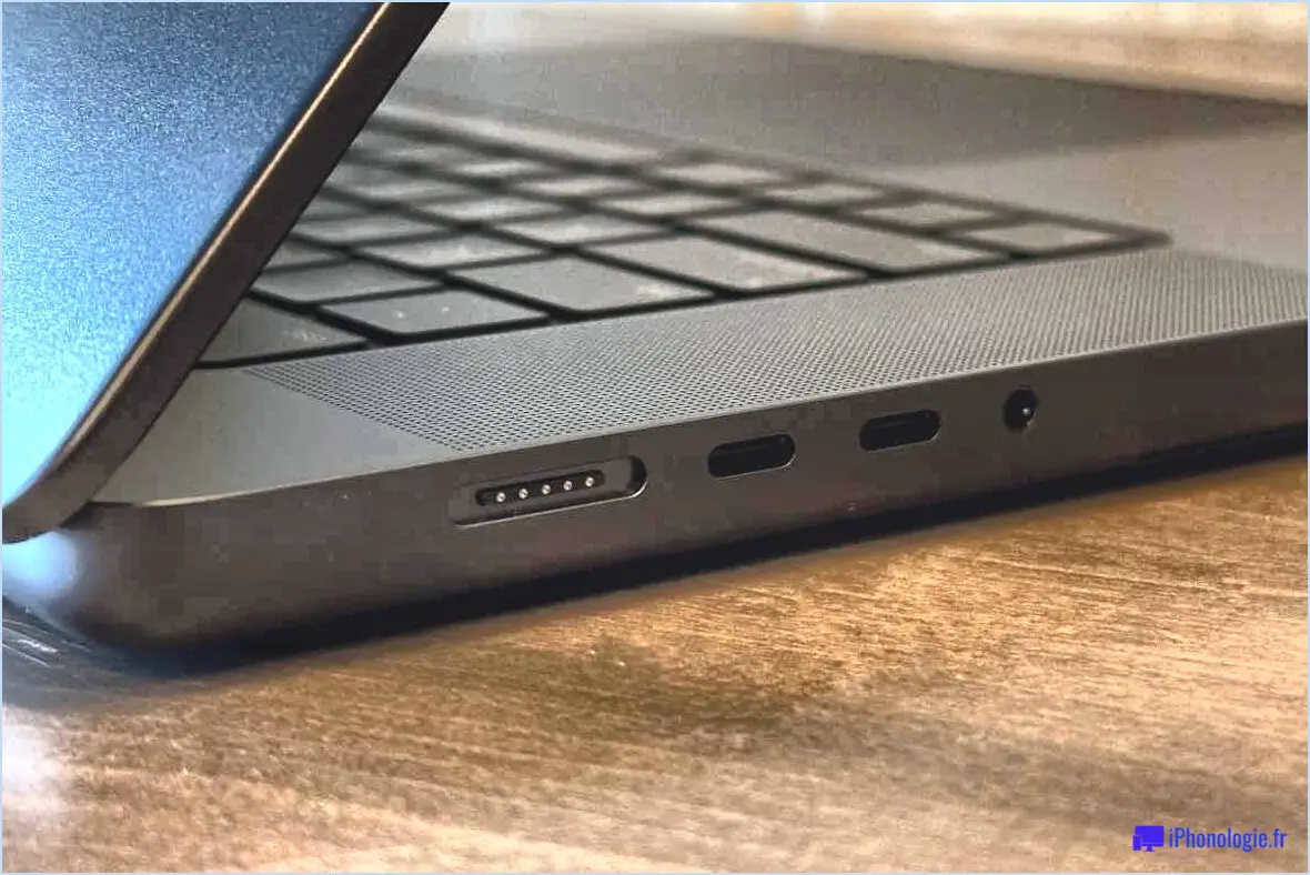 Space Black MacBook Pro: Magsafe, deux ports Thunderbolt, prise audio 3,5 mm