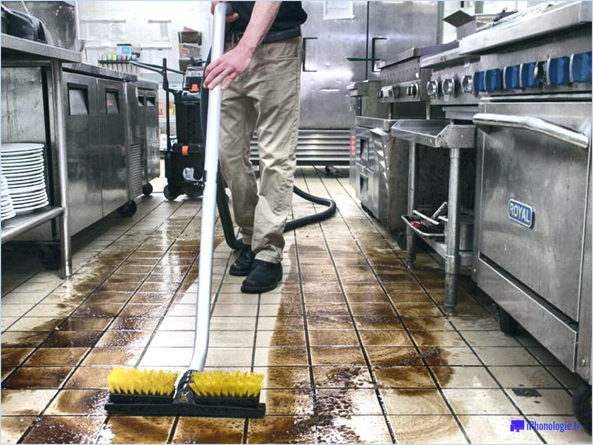 Comment nettoyer le sol gras d'une cuisine de restaurant?