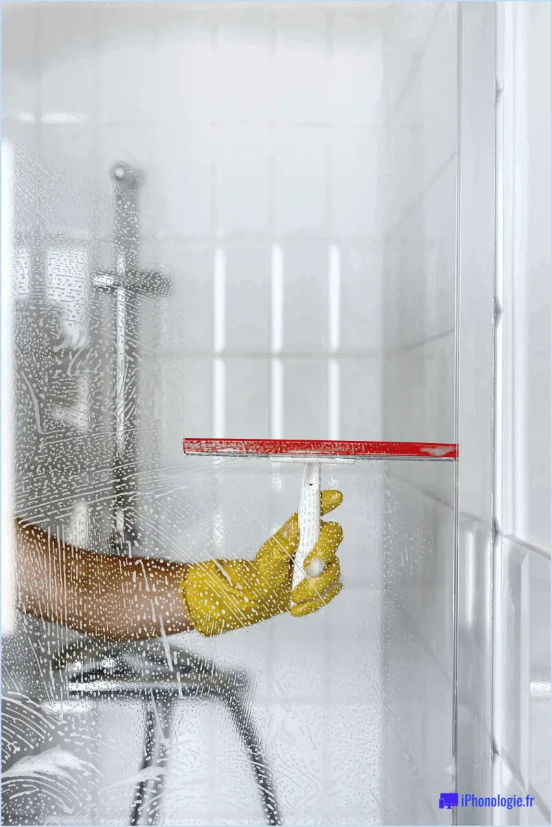 Comment nettoyer une porte de douche éclatée?