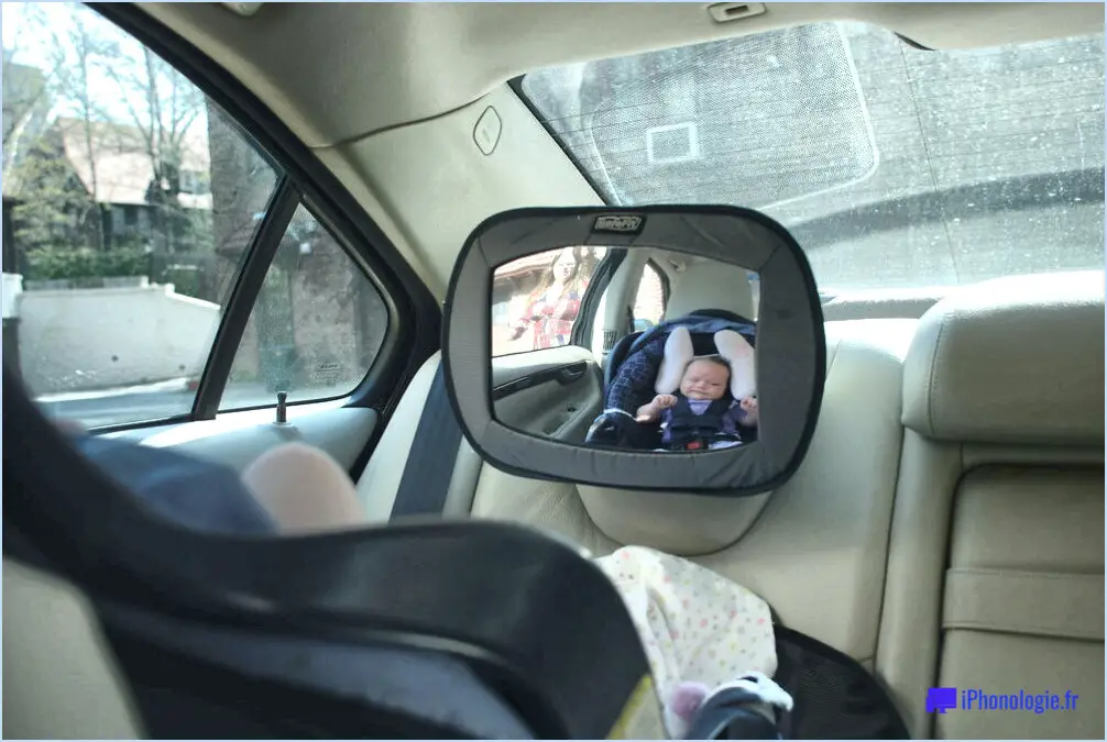 Comment placer le miroir de bébé dans une voiture sans appui-tête?