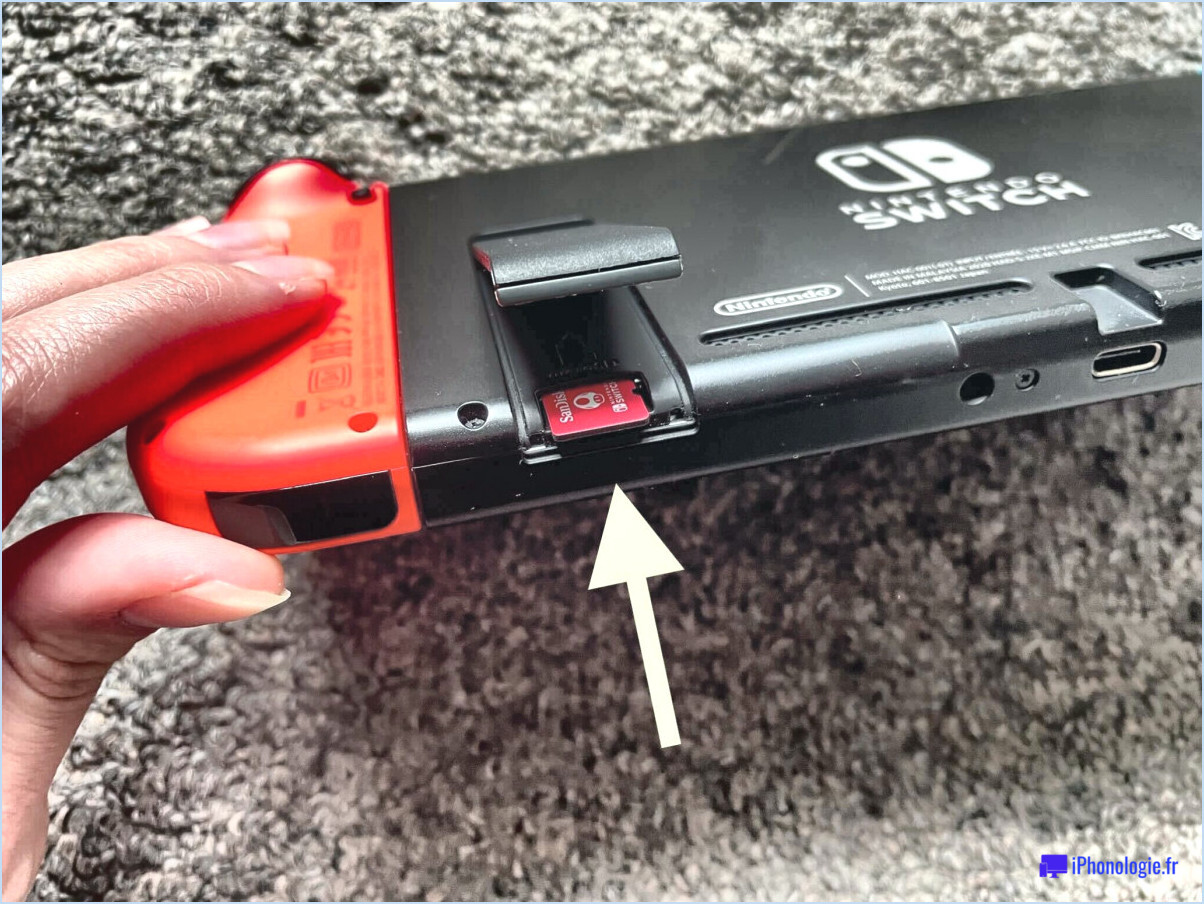 Comment ajouter ou retirer une carte SD et une carte SIM sur un Moto G6 Play?