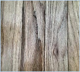 Comment nettoyer la saleté dans les rainures des planchers de bois franc?