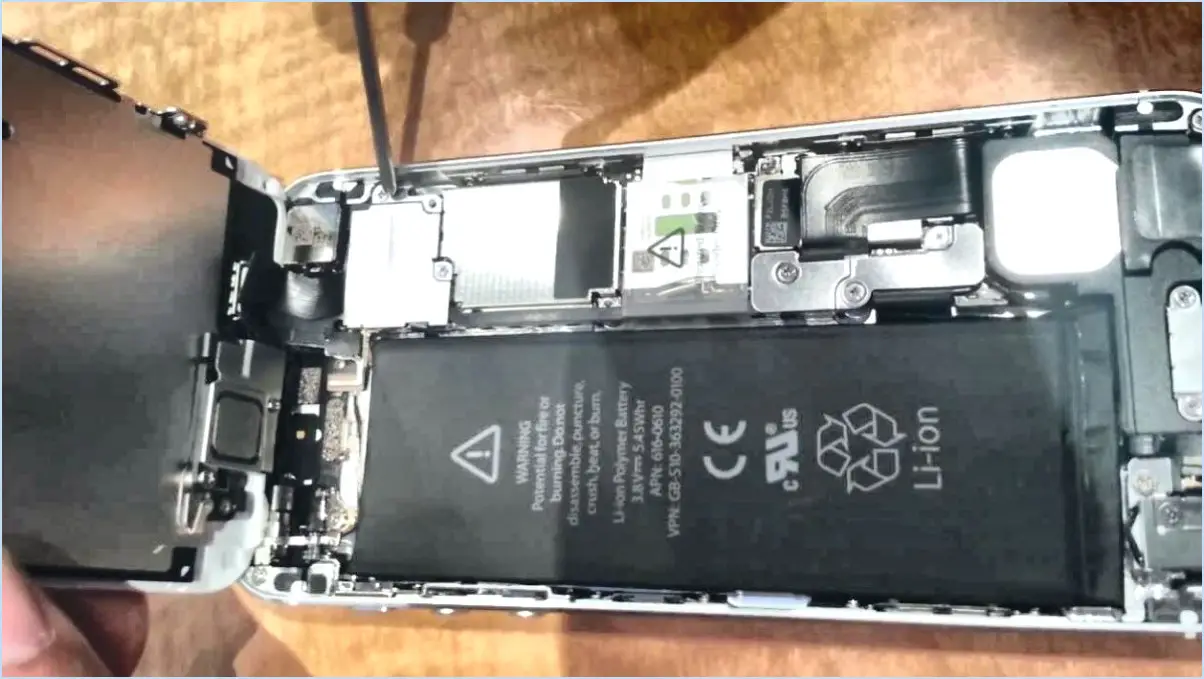 Comment ouvrir le couvercle arrière de l'iphone 5?