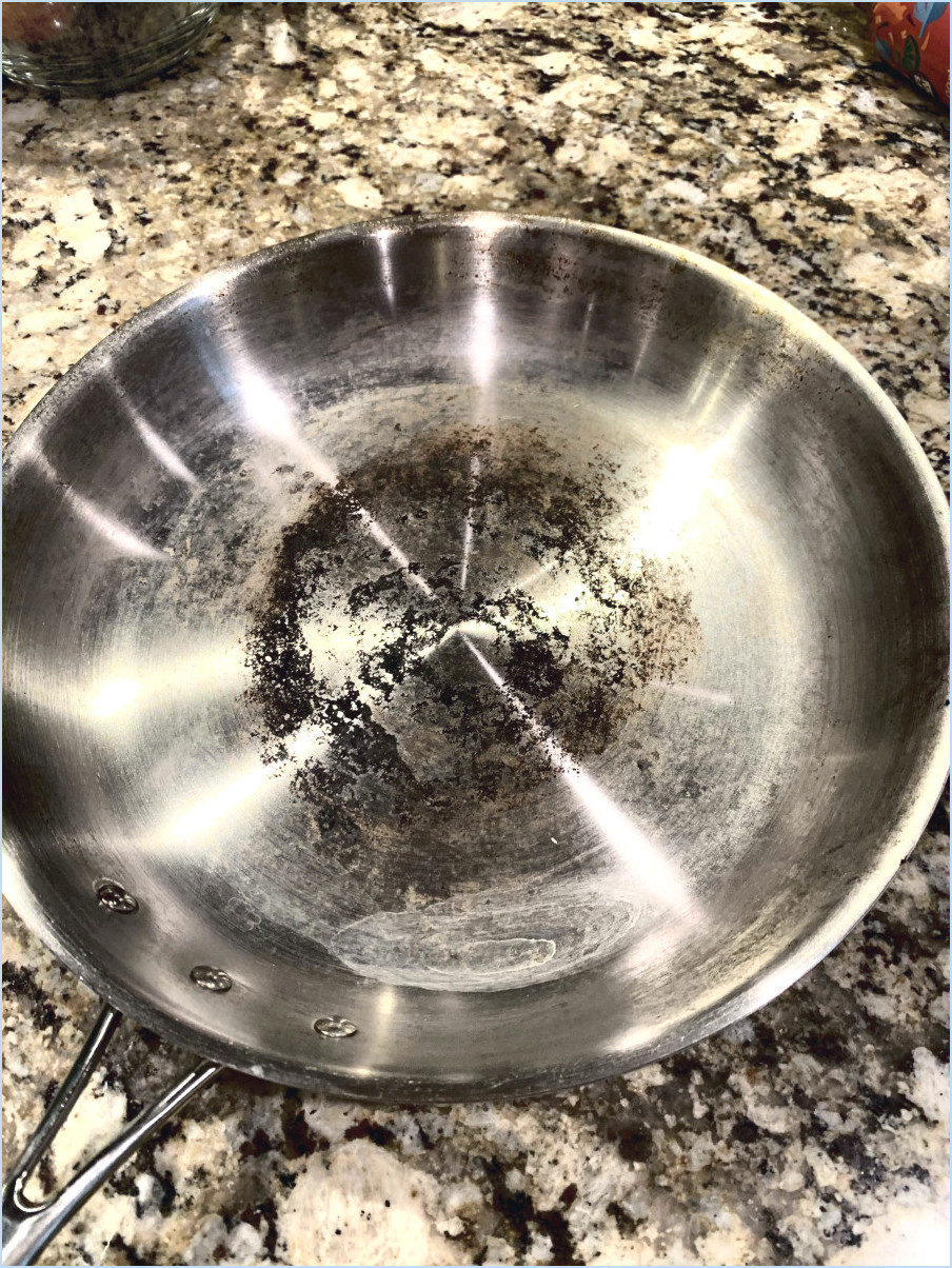 Comment nettoyer les casseroles calphalon brûlées?