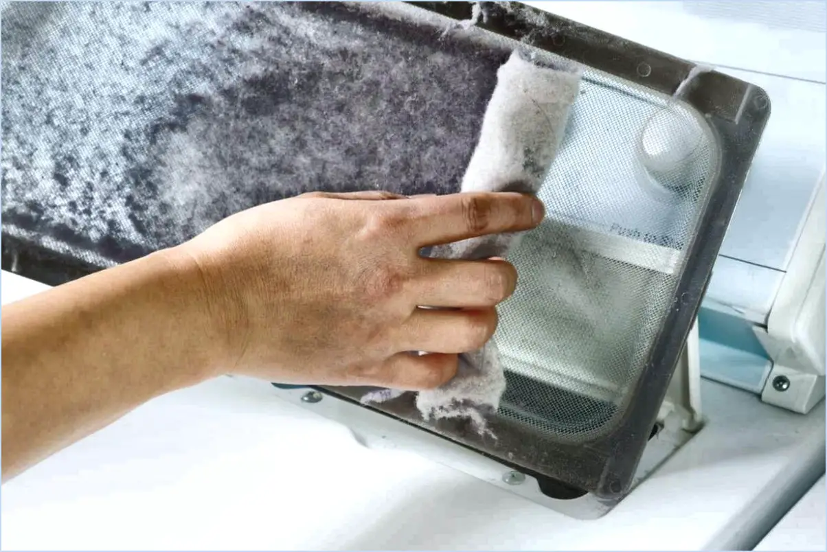 Quelle est la fréquence de nettoyage du bac à peluches du sèche-linge?