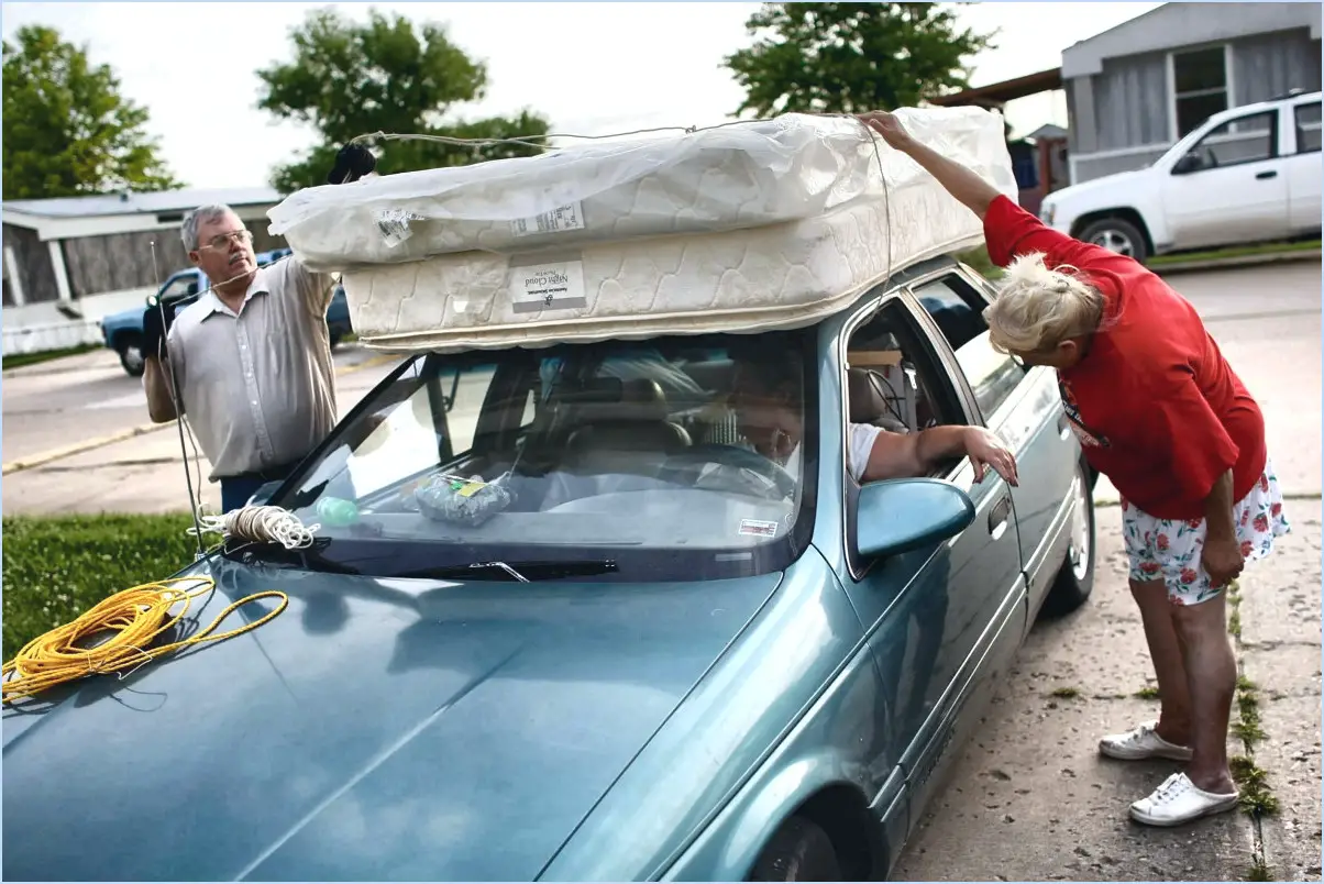 Comment attacher un matelas aux barres de toit d'une voiture?